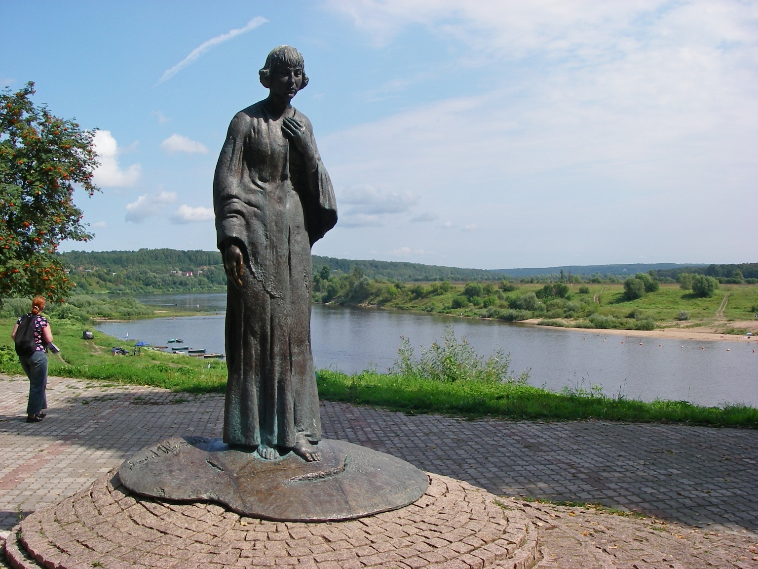 Таруса. Памятник Марине Цветаевой в Тарусе на берегу Оки. Памятник Марине Цветаевой в Тарусе. Памятник Марине Цветаевой в городе Таруса. Памятник Цветаевой Калуга.