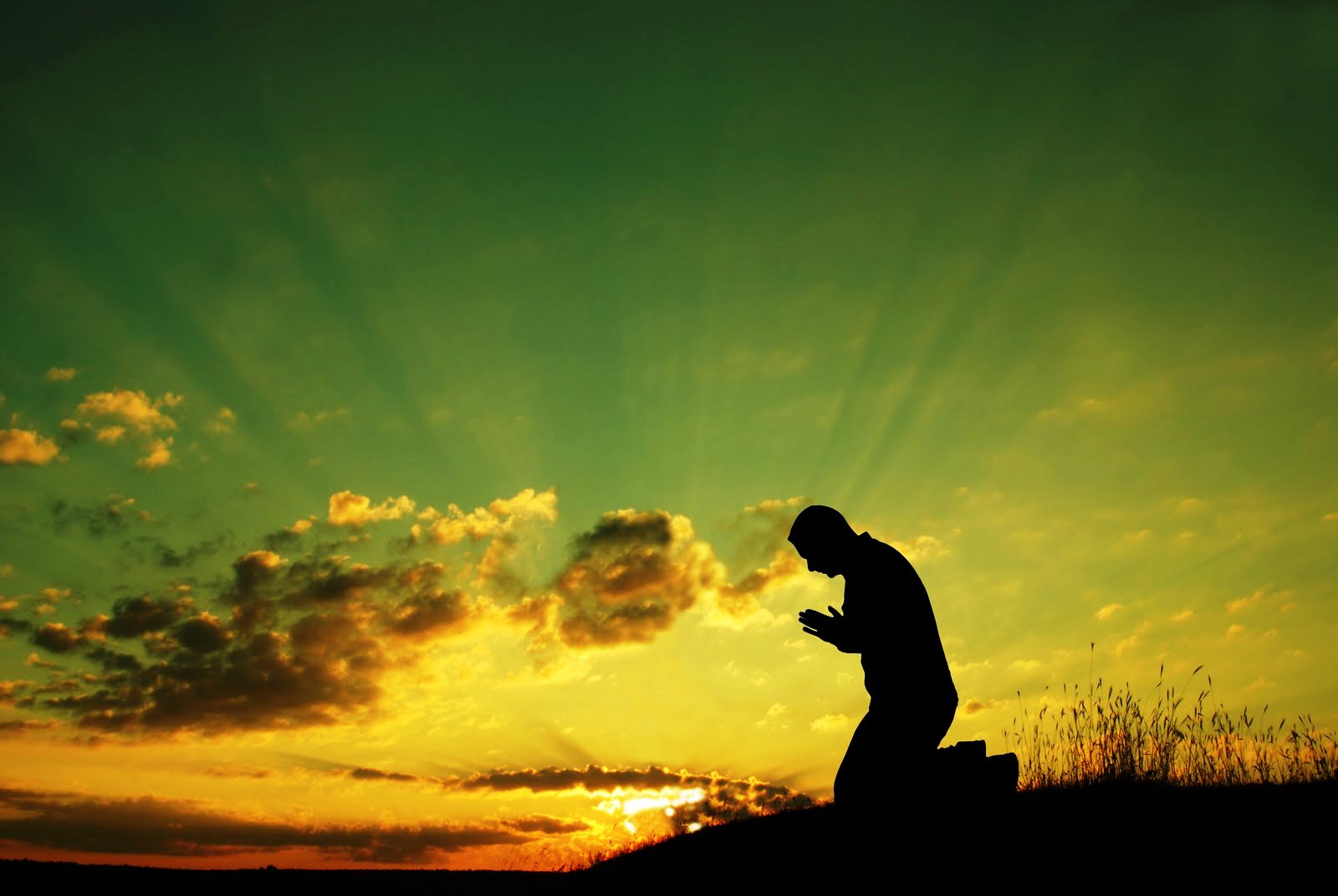 Человек молится на природе